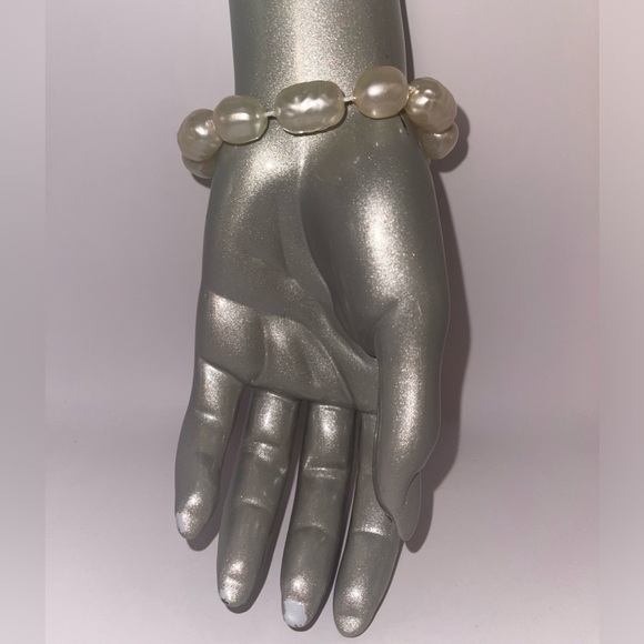 Jewelry - Vintage bracelet lobster claw Opal color beads